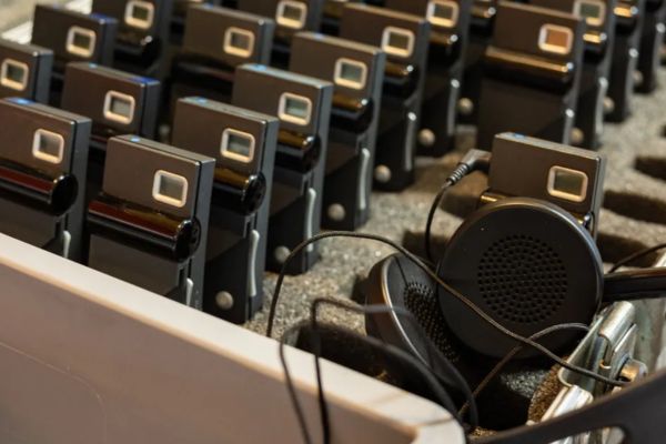 sewa alat interpreter untuk konferensi jakarta